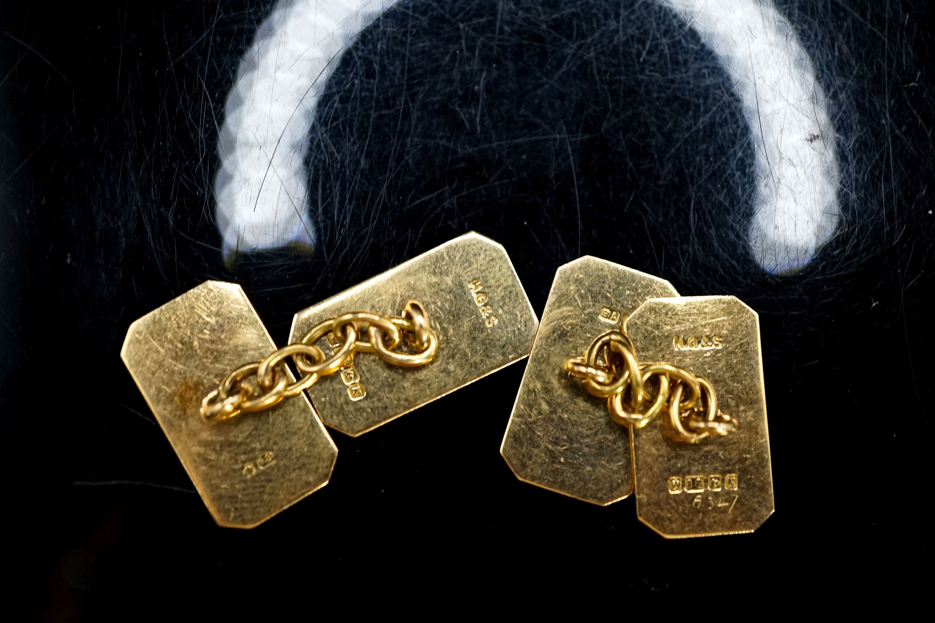 A pair of 18ct gold cufflinks, 8.5 grams.